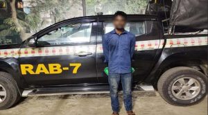 ফেনীর ফুলগাজীতে র্যাব-৭ এর হাতে ধরা পড়ল সাজাপ্রাপ্ত শিপন