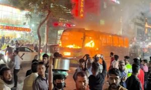 বাড্ডায় বাসে আগুন
