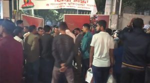মগবাজারে ফ্লাইওভার থেকে ছোড়া ককটেল বিস্ফোরণে যুবক নিহত