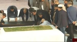 মায়ের শেষ বিদায়ে আবেগাপ্লুত তারেক রহমান, নিজ হাতে কবরে মরদেহ নামালেন