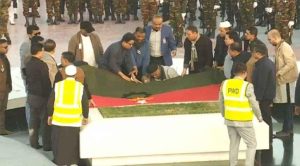 স্বামীর কবরের পাশে সমাহিত হলেন আপসহীন আন্দোলনের নেত্রী