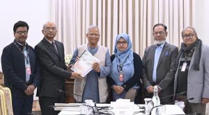 গুম সংক্রান্ত কমিশন অব ইনকোয়ারি রোববার বিকেলে রাষ্ট্রীয় অতিথি ভবন যমুনায় প্রধান উপদেষ্টা ড. মুহাম্মদ ইউনূসের কাছে চূড়ান্ত প্রতিবেদন জমা দেয় | ছবি: প্রধান উপদেষ্টার প্রেস উইং