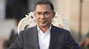 দায়িত্ব গ্রহণের পর প্রথমবারের মতো জাতির উদ্দেশে ভাষণ দেবেন নবনির্বাচিত প্রধানমন্ত্রী তারেক রহমান। বুধবার (১৮ ফেব্রুয়ারি) সন্ধ্যা ৭টায় তিনি এই ভাষণ দেবেন। বাংলাদেশ টেলিভিশন (বিটিভি) ও বাংলাদেশ বেতার একযোগে প্রধানমন্ত্রীর এ ভাষণ সম্প্রচার করবে। বেসরকারি টেলিভিশন চ্যানেলগুলোও এ ভাষণ সম্প্রচার করবে। এর আগে নির্ধারিত সূচি অনুযায়ী, বুধবার দুপুর থেকে সচিবালয়ে দাপ্তরিক কার্যক্রম শুরু করেছেন প্রধানমন্ত্রী। দুপুর সাড়ে ১২টা থেকে সচিবালয়ের ১ নম্বর ভবনে (মন্ত্রিপরিষদ ভবন) প্রধানমন্ত্রীর জন্য নির্ধারিত দপ্তরে তিনি তার প্রথম কর্মদিবস শুরু করেন। শহীদদের প্রতি শ্রদ্ধা প্রধানমন্ত্রী হিসেবে শপথগ্রহণের পর আজ সাভার জাতীয় স্মৃতিসৌধে একাত্তরের মহান শহীদদের প্রতি শ্রদ্ধা জানিয়েছেন তারেক রহমান। বেলা ১১টার দিকে শ্রদ্ধা নিবেদন শেষে তিনি সেখানে দাঁড়িয়ে এক মিনিট নীরবতা পালন করেন। এরপর মন্ত্রিপরিষদের নতুন সদস্যদের নিয়ে আবারও স্মৃতিসৌধে পুষ্পস্তবক অর্পণের মাধ্যমে মহান মুক্তিযুদ্ধের বীর শহীদদের প্রতি শ্রদ্ধা জ্ঞাপন করেন তিনি। জিয়াউর রহমান ও খালেদা জিয়ার সমাধিতে শ্রদ্ধা সাভার থেকে ফিরে দুপুর সোয়া ১২টায় রাজধানীর শেরেবাংলা নগরে আসেন প্রধানমন্ত্রী। সেখানে তিনি মন্ত্রিপরিষদ সদস্যসহ শহীদ প্রেসিডেন্ট জিয়াউর রহমান ও সাবেক প্রধানমন্ত্রী খালেদা জিয়ার সমাধিতে পুষ্পস্তবক অর্পণ করে শ্রদ্ধা নিবেদন করেন। এসময় দেশ ও জাতির মঙ্গল কামনায় বিশেষ দোয়া ও মোনাজাত করা হয়। প্রথম দিনের ব্যস্ত সূচি প্রধানমন্ত্রীর দপ্তর সূত্রে জানা গেছে, দাপ্তরিক কার্যক্রমের শুরুতেই দুপুর সাড়ে ১২টায় মন্ত্রিপরিষদ বিভাগের কর্মকর্তাদের সঙ্গে পরিচিতি ও সংক্ষিপ্ত মতবিনিময় সভায় অংশ নেন তিনি। বিকেল ৩টায় নতুন মন্ত্রিসভার সদস্যদের নিয়ে বিশেষ বৈঠকে বসবেন তারেক রহমান। এটিই হবে নতুন সরকারের প্রথম নীতিনির্ধারণী বৈঠক। এরপর বিকেল ৪টায় সরকারের বিভিন্ন মন্ত্রণালয়ের সচিবদের সঙ্গে মতবিনিময় করার কথা রয়েছে তার। উল্লেখ্য, মঙ্গলবার (১৭ ফেব্রুয়ারি) বিকেলে জাতীয় সংসদ ভবনের দক্ষিণ প্লাজায় আয়োজিত জাঁকজমকপূর্ণ অনুষ্ঠানে প্রধানমন্ত্রী হিসেবে শপথ নেন বিএনপি চেয়ারম্যান তারেক রহমান। একই আয়োজনে মন্ত্রী ও প্রতিমন্ত্রী হিসেবে ৪৯ জন শপথ গ্রহণ করেন। রাষ্ট্রপতি মো. সাহাবুদ্দিন সবাইকে শপথবাক্য পাঠ করান। এমআইএইচ/টিএ/এসএম নিউজ বিজয় ২৪ডট কম/এফএইচএন