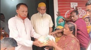 দেড় হাজার দরিদ্র পরিবারের মাঝে ঈদ সামগ্রি দিলেন সাবেক ইউপি সদস্য
