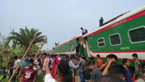 বগুড়ায় নীলসাগর এক্সপ্রেস লাইনচ্যুত, আহত অর্ধশত