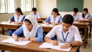 চলতি বছরের মাধ্যমিক স্কুল সার্টিফিকেট (এসএসসি) পরীক্ষা আগামী ২১ এপ্রিল থেকে শুরু হতে যাচ্ছে। এ উপলক্ষে সম্প্রতি ২০২৬ সালের জন্য পরীক্ষার কার্যক্রম পরিচালনার নতুন নীতিমালা প্রকাশ করা হয়েছে। নতুন এ নীতিমালায় পরীক্ষার শৃঙ্খলা বজায় রাখা এবং স্বচ্ছতা নিশ্চিত করার লক্ষ্যে ‘সাইলেন্ট এক্সপেল’ বা নীরবে বহিষ্কারের বিধান রাখা হয়েছে। সংশ্লিষ্ট নির্দেশিকায় এ ব্যবস্থার বিষয়টি স্পষ্টভাবে উল্লেখ করা হয়েছে। Advertisement সাইলেন্ট এক্সপেল কী? পাবলিক পরীক্ষার সময় কোনো শিক্ষার্থীকে সরাসরি নকল করতে ধরা না পড়লেও, যদি সে পরীক্ষার হলে নিয়ম ভঙ্গ করে—যেমন কথা বলা, বারবার এদিক-ওদিক তাকানো বা অন্যের উত্তর দেখে লেখা—তাহলে দায়িত্বরত কক্ষ পরিদর্শক ‘নীরব বহিষ্কার’ বা ‘সাইলেন্ট এক্সপেল’ পদ্ধতি প্রয়োগ করতে পারেন। এ ব্যবস্থায় পরীক্ষার্থী সঙ্গে সঙ্গে বুঝতে পারেন না যে তার বিরুদ্ধে ব্যবস্থা নেওয়া হয়েছে। তবে পরে তার পরীক্ষার খাতা বাতিল করে দেওয়া হয়। নির্দেশনায় বলা হয়েছে, কোনো পরীক্ষার্থীকে অসদুপায় অবলম্বন অথবা অন্য কোনো কারণে বহিষ্কার অথবা নীরব বহিষ্কার করা হলে তার সৃজনশীল উত্তরপত্রের কভার পৃষ্ঠায় প্রথম অংশ না ছিঁড়ে প্রত্যবেক্ষকের প্রতিবেদনসহ বোর্ডের ওয়েবসাইটে প্রদত্ত গোপনীয় ফরমে সঠিকভাবে প্রস্তুত করে বিষয় ও পত্রের পরীক্ষা শেষ হওয়ার সঙ্গে সঙ্গে উক্ত পরীক্ষার্থীর সৃজনশীল উত্তরপত্র আলাদা প্যাকেট করে, প্যাকেটের ওপরে লাল কালি দ্বারা স্পষ্টাক্ষরে রিপোর্টেড লিখে কেন্দ্রের অন্যান্য উত্তরপত্রের বাক্সে/বস্তায় আলাদাভাবে পরীক্ষা নিয়ন্ত্রকের দপ্তরে জমা দিতে হবে। এতে আরও বলা হয়, নীরব বহিষ্কারের ক্ষেত্রে নীরব বহিষ্কারের কারণ সুস্পষ্টভাবে প্রত্যবেক্ষকের প্রতিবেদনে উল্লেখ থাকতে হবে। নীরব বহিষ্কৃত পরীক্ষার্থীদের সঙ্গত কারণেই পরবর্তী পরীক্ষায় অংশগ্রহণ করার অনুমতি দিতে হবে। তবে পরবর্তী বিষয়ের পরীক্ষায় সে অসদুপায় অবলম্বন না করলেও তার পরবর্তী সব বিষয়ের সৃজনশীল উত্তরপত্র (কভার পৃষ্ঠার ১ম অংশ না ছিঁড়ে) ও নৈর্ব্যক্তিক উত্তরপত্র প্রত্যেক বিষয় ও পত্রের সঙ্গে নীরব বহিষ্কারের বিষয়, পত্র ও কারণ উল্লেখপূর্বক প্রতিবেদনসহ আলাদা প্যাকেটে কেন্দ্রের উত্তরপত্রের বাক্সে/বস্তায় পৃথকভাবে পরীক্ষা নিয়ন্ত্রকের দপ্তরে জমা দিতে হবে। চলতি বছরের মাধ্যমিক স্কুল সার্টিফিকেট (এসএসসি) পরীক্ষা আগামী ২১ এপ্রিল শুরু হবে। সম্প্রতি এ পরীক্ষা পরিচালনাসংক্রান্ত নীতিমালা-২০২৬ প্রকাশ করা হয়েছে। ঢাকা মাধ্যমিক ও উচ্চমাধ্যমিক শিক্ষা বোর্ডের ওয়েবসাইটে প্রকাশিত পূর্ণাঙ্গ নীতিমালাটি দেখতে এখানে ক্লিক করুন। এসএসসি পরীক্ষার ফল ২০২৫