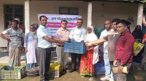 আদিতমারীতে ব্র্যাকের উদ্যোগে প্রান্তিক নারীদের মাঝে হাঁসের বাচ্চা বিতরণ ও প্রশিক্ষণ