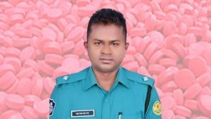 কক্সবাজার থেকে চট্টগ্রামে আসার পথে এক পুলিশ সদস্যের কাছ থেকে জব্দ করা এক লাখ ইয়াবা গায়েবের অভিযোগ ওঠা চট্টগ্রাম মহানগর পুলিশের (সিএমপি) কোতোয়ালি থানার ভারপ্রাপ্ত কর্মকর্তা (ওসি) আফতাব উদ্দিনকে প্রত্যাহার করে পুলিশ লাইনসে সংযুক্ত করা হয়েছে। বুধবার বিষয়টি নিশ্চিত করেন সিএমপি কমিশনার হাসান মো. শওকত আলী। আরও দেখুন বলিউডের খবর রাশিফল ​​পরিষেবা টিভি সাবস্ক্রিপশন তিনি জানান, ইয়াবা সরিয়ে ফেলার ঘটনাকে কেন্দ্র করে প্রকাশিত পুলিশ প্রতিবেদনের পরিপ্রেক্ষিতে ওসি আফতাবকে সরিয়ে নেওয়া হয়েছে। বিষয়টি নিয়ে পুলিশ সদরদপ্তর তদন্ত করছে। একই ঘটনায় বাকলিয়া থানার সাবেক পুলিশ পরিদর্শক (তদন্ত) তানভীর হোসেনকে কিছুদিন আগে সাময়িক বরখাস্ত করা হয় জানিয়ে সিএমপি কমিশনার বলেন, কাজের গতি বাড়াতে কিছু নতুন পদায়নও করা হয়েছে। এদিকে, পুলিশ পরিদর্শক জায়েদ নূরকে কোতোয়ালি থানার নতুন ওসি হিসেবে পদায়ন করা হয়েছে। ২০২৫ সালের ৮ ডিসেম্বর রাতে নগরের বাকলিয়া নতুন ব্রিজ এলাকায় কক্সবাজার জেলা পুলিশের কনস্টেবল ইমতিয়াজ হোসেন সৌরভকে একটি বাস থেকে নামিয়ে তল্লাশি চালায় বাকলিয়া থানা পুলিশের একটি দল। পরে অভিযোগ ওঠে, অভিযানের সময় কনস্টেবলের কাছে থাকা একটি ব্যাগ থেকে ৯০ হাজার থেকে এক লাখ ইয়াবা জব্দ করা হলেও তাকে ছেড়ে দেওয়া হয়। একইসঙ্গে জব্দ করা মাদক সরিয়ে ফেলার অভিযোগ ওঠে। ঘটনার সময় আফতাব উদ্দিন বাকলিয়া থানার ভারপ্রাপ্ত কর্মকর্তা (ওসি) হিসেবে দায়িত্ব পালন করছিলেন। পরে তিনি কোতোয়ালি থানার ওসি হিসেবে দায়িত্ব পান। ইয়াবা গায়েবের অভিযোগ সামনে আসার পর সিএমপির গঠিত একটি অভ্যন্তরীণ কমিটি তদন্তে ঘটনার প্রাথমিক সত্যতা পাওয়ার কথা উল্লেখ করে। ওই তদন্তের ভিত্তিতে চলতি বছরের ৫ জানুয়ারি বাকলিয়া থানায় কর্মরত বিভিন্ন পদমর্যাদার আট পুলিশ সদস্যকে সাময়িক বরখাস্ত করা হয়। পরে আদালতের নির্দেশে পরিচালিত পৃথক তদন্তে সিএমপির দক্ষিণ বিভাগের উপ-কমিশনার হোসাইন কবির ভূঁইয়া তার প্রতিবেদনে উল্লেখ করেন, ব্যাগ তল্লাশির ঘটনা ঘটলেও সেখান থেকে ইয়াবা জব্দের বিষয়ে নির্ভরযোগ্য ও অকাট্য প্রমাণ পাওয়া যায়নি। তবে অভিযুক্ত পুলিশ সদস্যদের বিরুদ্ধে দায়িত্বে অবহেলা ও পেশাগত অদক্ষতার প্রমাণ পাওয়া যায় বলে প্রতিবেদনে উল্লেখ করা হয়।