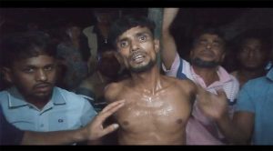 খুলনা দিঘলিয়ায় মাদক বিক্রেতাকে গণধোলাই দিয়ে পুলিশে সোপর্দ করল এলাকাবাসী