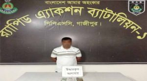 ঠাকুরগাঁওয়ে ধর্ষণচেষ্টা ও পর্নোগ্রাফি মামলার প্রধান অভিযুক্ত র‍্যাবের অভিযানে গাজীপুরের কাপাসিয়া থেকে গ্রেফতার। ১। 'বাংলাদেশ আমার অহংকার'- এই মূলমন্ত্রকে বুকে ধারন করে এলিট ফোর্স র‌্যাপিড এ্যাকশন ব্যাটালিয়ন চাঞ্চল্যকর হত্যা, অপহরণ, ধর্ষণ, পর্নোগ্রাফিসহ মারাত্মক সব সামাজিক অপরাধের বিরুদ্ধে নিয়মিত অভিযান পরিচালনা করে আসছে। নারী ও শিশুদের প্রতি সহিংসতার মতো স্পর্শকাতর বিষয়গুলোতে র‍্যাব অত্যন্ত পেশাদারিত্বের সাথে দায়িত্ব পালন করে থাকে। ২। বাদীর দায়েরকৃত এজাহার থেকে জানা যায় যে, বাদী নিজেই মামলার ভিকটিম এবং ধৃত আসামি মোঃ মনসুর আলম (৪০) সম্পর্কে ভিকটিমের আত্মীয় হয়। সেই সুবাদে ধৃত আসামি ভিকটিমের বাড়িতে প্রায়ই বেড়াতে আসতো এবং ভিকটিমকে বিভিন্ন সময়ে খারাপ অঙ্গ ভঙ্গির মাধ্যমে কুপ্রস্তাব দিয়ে আসছিলো। ভিকটিম উক্ত প্রস্তাবে রাজি না হয়ে ধৃত আসামিকে তার বাড়ি থেকে বের করে দেয়। এর জের ধরে ইং ০৩-০২-২০২৪ তারিখ ধৃত আসামি ভিকটিমের প্রতি ক্ষিপ্ত হয়ে ক্ষতিসাধন করার উদ্দেশ্যে ভুয়া কাবিননামা তৈরী করে। ভুয়া কাবিননামা তৈরী করার পর থেকে বিভিন্ন সময়ে ধৃত আসামি ভিকটিমের সহিত বিয়ে হয়েছে মর্মে ভিকটিমকে ভয়ভীতি ও হুমকি প্রদর্শন করে বলে যে, উক্ত কাবিননামা ভিকটিমের পরিবারের নিকট পাঠিয়ে জীবন নষ্ট করবে। ভিকটিম উক্ত কাবিননামা দেখে হতভম্ব হয়ে পড়েন এবং উক্ত কাবিননামা তার পরিবারকে না পাঠানোর জন্য অনুরোধ করলে ধৃত আসামি ভিকটিমকে ঠাকুরগাঁও শহরে একা দেখা করতে বলেন। যার ফলে ভিকটিম ইং ১০-০৫-২০২৫ তারিখ ধৃত আসামির কথা মতো ঠাকুরগাঁও শহরে আসলে ধৃত আসামি ভিকটিমকে অজ্ঞাতনামা হোটেলে নিয়ে গিয়ে জোড়পূর্বক ধর্ষণের চেষ্টা করলে ভিকটিম বাধা দিলে ধৃত আসামি ক্ষিপ্ত হয়ে ভিকটিমের বুকের উপর বসে এক হাত দিয়ে গলা চেপে ধরে শ্বাসরুদ্ধ করতঃ হত্যার চেষ্টা করে এবং তার মোবাইল ফোন দিয়ে ভিকটিমের নগ্ন ছবি ও ভিডিও ধারন করে। পরবর্তীতে ধৃত আসামি ভিকটিমকে তার স্বামীকে তালাক দিয়ে তাকে বিবাহ না করলে উক্ত ভিডিও ছড়িয়ে দিবে বলে হুমকি প্রদর্শন করে। উক্ত ঘটনায় ভিকটিম রাজি না হওয়ায় ধৃত আসামি ভিকটিমের স্বামী ও তার স্থানীয় এলাকার অনেকের মোবাইল ফোনে ছবি ও ভিডিও ছড়িয়ে দেয়। উক্ত ঘটনায় ভিকটিম নিজেই বাদী হয়ে ঠাকুরগাঁও জেলার সদর থানায় ধৃত আসামির বিরুদ্ধে ইং ১৯/০৫/২০২৬ তারিখ, ধারা- ৯(৪)(খ), নারী ও শিশু নির্যাতন দমন আইন ২০০০ (সংশোধন ২০২৫) তৎসহ ৮(১)/৮(২)/৮(৩)/৮(৪) ধারা, পর্ণোগ্রাফী নিয়ন্ত্রণ আইন ২০১২ মূলে ধর্ষণ চেষ্টা ও পর্ণোগ্রাফী মামলা দায়ের করেন। যার মামলা নং- ৩১/১৩৭। ৩। ঘটনার পর থেকে আসামি গ্রেফতারের লক্ষ্যে অন্যান্য আইনশৃঙ্খলা বাহিনীর পাশাপাশি র‍্যাব গোয়েন্দা তৎপরতা শুরু করে এবং আসামি গ্রেফতারে সচেষ্ট হয়। এরই ধারাবাহিকতায় সুনির্দিষ্ট তথ্য ও গোপন সংবাদের ভিত্তিতে ইং ২০/০৬/২০২৬ তারিখ সন্ধ্যা ০৭.১৫ ঘটিকায় র‌্যাব-১৩, সিপিসি-১, দিনাজপুর ক্যাম্প এবং র‌্যাব-১, সিপিএসসি, গাজীপুর এর একটি চৌকস আভিযানিক যৌথ দল গাজীপুর জেলার কাপাসিয়া থানাধীন সাইনবোর্ড নারায়ণপুর রোড ভুবনের চালার সামনে অভিযান পরিচালনা করে ঠাকুরগাঁও জেলার সদর থানার ধর্ষণ ও পর্ণোগ্রাফী মামলার প্রধান এজাহারনামীয় আসামি ০১। মোঃ মনসুর আলম (৪০), পিতা- মৃত হোসেন আলী, সাং- সূর্য নারায়নপুর, থানা- কাপাসিয়া, জেলা- গাজীপুর‘কে গ্রেফতার করতে সক্ষম হয়। ৪। পরবর্তী আইনানুগ কার্যক্রমের জন্য আসামিকে সংশ্লিষ্ট থানায় হস্তান্তর করা হয়েছে। এছাড়াও এই ধরণের প্রতিটি হত্যা, অপহরণ, ধর্ষণ, পর্নোগ্রাফি, চাঁদাবাজিসহ এই ধরনের প্রতিটি অপরাধ প্রতিরোধে র‌্যাবের প্রতিটি সদস্য দৃঢ়প্রত্যয়ের সাথে কাজ করছে এবং চলমান এই অভিযান অব্যাহত থাকবে।