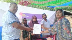ডোমারে স্বপ্নসারথি কিশোরীদের ১ম পর্বের সমাপনী অনুষ্ঠান আনিছুর রহমান মানিক, ডোমার (নীলফামারী) প্রতিনিধি>> নীলফামারীর ডোমারে স্বপ্নসারথি কিশোরীদের ১পর্বের সমাপনী দিবসে আলোচনা সভা, সম্মাননা স্বারক ও সনদপত্র প্রদান অনুষ্ঠান সুস্ট ভাবে সর্ম্পন্ন হয়েছে। বৃস্পতিবার বিকাল ৪টায় ডোমার সদর ইউনিয়নের বড়রাউতা মোলানী পাড়া স্বপ্নসারথি দল কেন্দ্রে এ অনুষ্ঠানের আয়োজন করেন ব্র্যাক সামাজিক ক্ষমতায়ন ও আইনী সুরক্ষা কর্মসূচি। স্বপ্নসারথি দল কেন্দ্রের সভানেত্রী মমতা বেগমের সভাপতিত্বে অনুষ্ঠানে অতিথি হিসাবে সাবেক ইউপি সদস্য রবিউল ইসলাম, সাংবাদিক আনিছুর রহমান মানিক, অভিভাবক শাহানাজ পারভীন, মরিয়ম বেগম, কর্মসূচির সেলস্ অফিসার মৌসুমী আক্তার, কমিউনিটি অর্গানাইজার তাজলীমা আক্তার তানিয়া প্রমূখ বক্তব্য রাখেন। উক্ত কেন্দ্রে স্বপ্নসারথি দলটি ২৫ জন কিশোরী নিয়ে ৩ বছর পূর্বে কমিটি গঠন করা হয়। সংগঠনের সহায়তার এলাকায় বাল্য বিবাহ, নারী নির্যাতন প্রতিরোধ সহ সমাজ উন্নয়নে ব্যপক ভুমিকা রাখেন তারা। যার কারনে ৩ বছর পূর্তী উপলক্ষে সমাপনি দিবসে ৩ কিাশোরীকে সম্মাননা স্বারক হিসাবে উত্তরীয় প্রদান কারা হয়। অপরদিকে সমাজ উন্নয়নে বিশেষ অবদানের জন্য সকলের মাঝে সনদপত্র প্রদান করেন অতিথিবৃন্দ। # আনিছুর রহমান মানিক, ডোমার (নীল