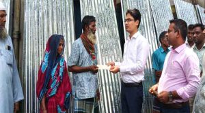 রৌমারীতে ৩৪ দুস্থ পরিবার পেল ঢেউটিন ও আর্থিক সহায়তা