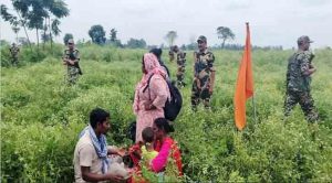 দেশের বিভিন্ন সীমান্তে পুশইনের চেষ্টা অব্যাহত রেখেছে ভারতীয় সীমান্তরক্ষী বাহিনী (বিএসএফ)। আজ শুক্রবার (৫ জুন) দেশের বিভিন্ন সীমান্ত দিয়ে অর্ধশতাধিক মানুষকে পুশইনের চেষ্টা চালায় তারা। তবে প্রত্যেকটিই পণ্ড হয়েছে বর্ডার গার্ড বাংলাদেশের (বিজিবি) বাধায়। সীমান্ত এলাকায় পুশইন ঠেকাতে কঠোর অবস্থানে রয়েছে বাহিনীটি। আরও দেখুন ব্রেকিং নিউজ লাইভ সম্প্রচার সংবাদ প্রতিবেদন এদিকে, লালমনিরহাটে চারটি সীমান্ত দিয়ে ৩৩ জনকে এপারে ঠেলে দেওয়ার অপচেষ্টা চালায় বিএসএফ। ভোরে জেলার পাটগ্রাম, হাতীবান্ধা ও আদিতমারী সীমান্তে এই ঘটনা ঘটে। তবে বিজিবি ও স্থানীয়দের বাধায় তা নস্যাৎ হয়ে যায়। বাধার মুখে পিছু হটে বিএসএফ। পুশইনের জন্য যাদের আনা হয়েছিল, তারা বর্তমানে শূন্যরেখায় ভারতের অংশে অবস্থান করছে। অনাকাঙ্ক্ষিত পরিস্থিতি এড়াতে সীমান্ত এলাকায় সর্বোচ্চ সতর্কতা জারি করেছে বিজিবি। অন্যদিকে, বিএসএফের চেষ্টা ব্যর্থ হয়েছে নওগাঁর সাপাহারের হাঁপানিয়া সীমান্তেও। ভোরে ১৭ জনকে বাংলাদেশের অভ্যন্তরে ঠেলে দেওয়ার চেষ্টা করা হয়। খবর পেয়ে ঘটনাস্থলে গিয়ে বাধা দেয় বিজিবি। এতে ভারতের শূন্যরেখাতেই অবস্থান নেয় ১৭ জন। বিজিবি জানায়, কাউকেই অনুপ্রবেশের সুযোগ দেওয়া হবে না। এছাড়াও বিজিবির বাধায় পঞ্চগড় সীমান্তেও পণ্ড হয়েছে বিএসএফের পুশইন। ভোরে ভারতের প্রধানপাড়া থেকে কাঁটাতারের গেট খুলে ১০ জনকে এপারে পাঠানোর চেষ্টা করা হয়। পরে বিজিবির টহল দল বাধা দিলে তাদের নিয়ে যাওয়া হয় ভারতের শূন্যরেখায়। এই ঘটনায় দুই দেশের সীমান্তরক্ষী বাহিনীর কোম্পানি কমান্ডার পর্যায়ে পতাকা বৈঠক হয়েছে। আরও দেখুন ডিজিটাল প্রকাশনা বিনোদনমূলক অনুষ্ঠান অনলাইন নিউজ গত বৃহস্পতিবার চাঁপাইনবাবগঞ্জ সীমান্ত দিয়ে ২৮ জনকে পুশইনের চেষ্টা করা হলেও বিজিবির কঠোর অবস্থানের কারণে তাদের সরিয়ে নেওয়া হয়েছে ভারতের অভ্যন্তরে।