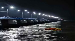 নীলফামারীর ডালিয়া পয়েন্টে তিস্তা নদীর পানি বিপৎসীমা অতিক্রম করেছে। রোববার সন্ধ্যা ৬টায় পরিমাপ অনুযায়ী, ডালিয়া স্টেশনে তিস্তার পানি বিপৎসীমার ৭ সেন্টিমিটার উপর দিয়ে প্রবাহিত হচ্ছে। এতে নদী তীরবর্তী নিম্নাঞ্চল ও চরাঞ্চলে প্লাবনের আশঙ্কা দেখা দিয়েছে। Advertisement পানি উন্নয়ন বোর্ড (পাউবো) সূত্র জানায়, ডালিয়া পয়েন্টে তিস্তা নদীর পানির বিপৎসীমা হচ্ছে ৫২ দশমিক ১৫ মিটার (এমএসএল)। সন্ধ্যা ৬টায় সেখানে পানির সমতল রেকর্ড করা হয়েছে ৫২ দশমিক ২২ মিটার, যা বিপৎসীমার ৭ সেন্টিমিটার উপরে। উজানের পাহাড়ি ঢল এবং কয়েক দিনের টানা বৃষ্টির কারণে নদীর পানি দ্রুত বৃদ্ধি পাচ্ছে বলে জানিয়েছেন সংশ্লিষ্ট কর্মকর্তারা। পানি বিপৎসীমা অতিক্রম করায় নীলফামারীর ডিমলা ও জলঢাকা উপজেলার নদী তীরবর্তী চরাঞ্চল এবং নিচু এলাকার ঘরবাড়িতে পানি প্রবেশ করতে শুরু করেছে। হঠাৎ পানি বৃদ্ধির ফলে আমন ধানের বীজতলা এবং চরাঞ্চলের পাট ও সবজি খেত তলিয়ে যাওয়ার ঝুঁকিতে রয়েছে। পানি বাড়ার কারণে লালমনিরহাট জেলার পাটগ্রাম, হাতীবান্ধা, কালীগঞ্জ, আদিতমারী ও সদর উপজেলার নদী তীরবর্তী নিম্নাঞ্চল ও চরাঞ্চলের বিস্তীর্ণ এলাকা প্লাবিত হয়েছে। কিছু কিছু এলাকায় নদীভাঙন ও বাঁধের সুরক্ষার বিষয়ে স্থানীয় বাসিন্দাদের মধ্যে আতঙ্ক দেখা দিয়েছে। ডালিয়া পানি উন্নয়ন বোর্ডের বন্যা পূর্বাভাস ও সতর্কীকরণ কেন্দ্র জানিয়েছে, পরিস্থিতি সার্বক্ষণিক পর্যবেক্ষণ করা হচ্ছে। উজানের ঢল অব্যাহত থাকলে পানি আরও বাড়তে পারে। স্থানীয় প্রশাসনকে সার্বিক পরিস্থিতি সম্পর্কে অবগত রাখা হয়েছে এবং যে কোনো পরিস্থিতি মোকাবিলায় তারা প্রস্তুত রয়েছেন। ডালিয়া পানি উন্নয়ন বোর্ডের নির্বাহী প্রকৌশলী অমিতাভ চৌধুরী জানান, উজানের ঢল ও বৃষ্টির কারণে রোববার মধ্যরাত পর্যন্ত তিস্তার পানি আরও ৪ থেকে ৫ সেন্টিমিটার বৃদ্ধি পেতে পারে। তবে মধ্যরাতের পর থেকে পানি কমতে শুরু করবে এবং সোমবার তিস্তার পানি বিপৎসীমার নিচে বা কাছাকাছি থাকবে। তিনি আরও জানান, আগামী তিন দিন এলাকায় ভারি বৃষ্টিপাতের পূর্বাভাস রয়েছে। ফলে পানি সাময়িক কমলেও নদীপাড়ের বাসিন্দাদের সতর্ক থাকা প্রয়োজন।