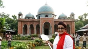 পৈতৃক ভিটায় মসজিদ নির্মাণ করছেন ববিতা