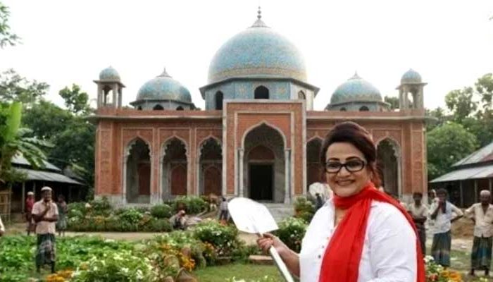 পৈতৃক ভিটায় মসজিদ নির্মাণ করছেন ববিতা