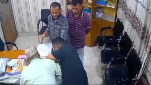ব্যবসায়ীর অণ্ডকোষ চেপে চেক-স্ট্যাম্পে স্বাক্ষর আদায়, ভিডিও ভাইরাল