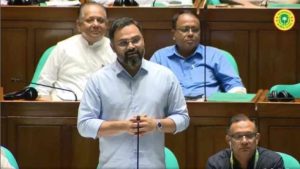 খেলা একটা আনন্দদায়ক বিষয়, এটা নিয়ে উন্মাদনা থাকবে, উৎসাহ থাকবে। ঘরে ঘরে ব্রাজিল-আর্জেন্টিনার যুদ্ধ চলমান রয়েছে। ব্রাজিল সাপোর্টাররা হতাশ, তাদের টিম হেরে গেছে। দেশে ব্রাজিল-আর্জেন্টিনার যে পরিবেশ, তা যেন আনন্দময় থাকে। এটাকে কেন্দ্র করে দেশে যেন প্রাণনাশের ঘটনা না ঘটে। gnews দৈনিক ইত্তেফাকের সর্বশেষ খবর পেতে Google News অনুসরণ করুন চলমান বিশ্বকাপ ফুটবলকে কেন্দ্র করে দেশে ব্রাজিল ও আর্জেন্টিনার সমর্থকদের মধ্যে যে উন্মাদনা বিরাজ করছে, তা যেন নিছক আনন্দময় থাকে এবং কোনোভাবেই যেন তা সহিংসতা বা প্রাণনাশের পর্যায়ে না পৌঁছায়– জাতীয় সংসদে দেশবাসীর প্রতি এমন আহ্বান জানিয়েছেন যুব ও ক্রীড়া প্রতিমন্ত্রী মো. আমিনুল হক। নিজেদের দল হেরে যাওয়ায় বর্তমানে ব্রাজিলের সাপোর্টাররা হতাশ বলেও মন্তব্য করেন তিনি। বৃহস্পতিবার (৯ জুলাই) জাতীয় সংসদে বেসরকারি সংসদ সদস্যদের ওপর উত্থাপিত বিলের বিষয়ে আলোচনায় অংশ নিয়ে স্পিকারের মাধ্যমে দেশবাসীর কাছে এ আহ্বান জানান তিনি। সারাদেশে বিশ্বকাপ ফুটবলের প্রভাব তুলে ধরে প্রতিমন্ত্রী বলেন, ‘বর্তমানে বাংলাদেশ বিশ্বকাপ ফুটবল ঝড়ে আক্রান্ত। দেশের প্রত্যেকটা মানুষ, বিশেষ করে আমাদের যুবসমাজ বা ভবিষ্যৎ প্রজন্ম– তাদের মধ্যে আমেজটা বেশি। বিভিন্ন মাধ্যমে সবাই ফুটবল উপভোগ করছেন।’ ফুটবল উন্মাদনাকে কেন্দ্র করে অনাকাঙ্ক্ষিত ঘটনা ও প্রাণহানির খবরে উদ্বেগ প্রকাশ করে যুব ও ক্রীড়া প্রতিমন্ত্রী বলেন, ‘সারা দেশবাসীর কাছে একটা আহ্বান জানাতে চাই, আমরা দেখেছি এই বিশ্বকাপ ফুটবলকে কেন্দ্র করে বেশ কিছু সহিংসতা ঘটেছে। বেশ কিছু জায়গায় বিশৃঙ্খলা তৈরি হয়েছে। আমার কাছে যে তথ্য আছে, তাতে ১০ জন মারা গেছে, এটা দুর্ভাগ্যজনক।’ মো. আমিনুল হক আরও বলেন, ‘খেলা একটা আনন্দদায়ক বিষয়, এটা নিয়ে উন্মাদনা থাকবে, উৎসাহ থাকবে। ঘরে ঘরে ব্রাজিল-আর্জেন্টিনার যুদ্ধ চলমান রয়েছে। ব্রাজিল সাপোর্টাররা হতাশ, তাদের টিম হেরে গেছে। দেশে ব্রাজিল-আর্জেন্টিনার যে পরিবেশ, তা যেন আনন্দময় থাকে। এটাকে কেন্দ্র করে দেশে যেন প্রাণনাশের ঘটনা না ঘটে।’