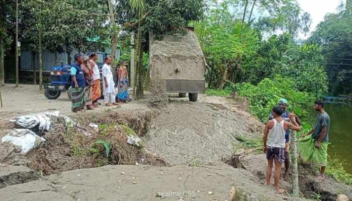 রৌমারীতে নিজের টাকায় রাস্তা মেরামত, প্রশংসায় ভাসছেন ঠিকাদার বকুল হোসেন