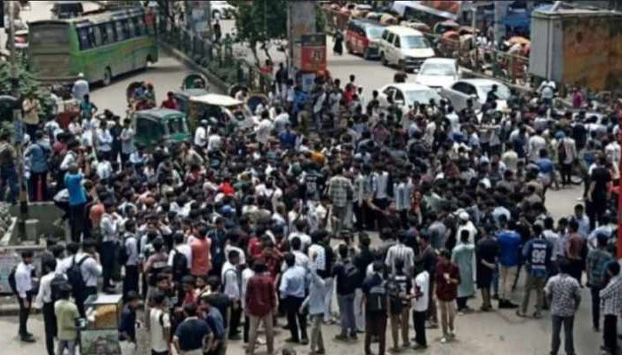 পদত্যাগের দাবিতে রাজপথে শিক্ষার্থীরা, সড়ক অবরোধে যান চলাচল ব্যাহত