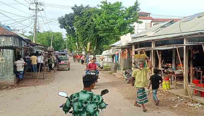 রৌমারীতে শতাধীক পরিবারকে ‘একঘরে’, মাইকিং করে পণ্য না বেচতে হুঁশিয়ারি