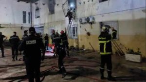 আলজেরিয়ার রাজধানীর উপকণ্ঠে একটি এতিমখানায় অগ্নিকাণ্ডে অন্তত ১১ জনের প্রাণহানি ও ১৯ জন আহত হয়েছে। বৃহস্পতিবার (১৬ জুলাই) দেশটির বেসামরিক প্রতিরক্ষা সংস্থা এ তথ্য জানিয়েছে। আলজেরিয়া সিভিল ডিফেন্স বা আলজিরিয়ান সিভিল প্রটেকশন জানায়, আলজিয়ার্সের মোহাম্মাদিয়া জেলায় আগুন নিয়ন্ত্রণে আনতে তাদের সদস্যরা এখনো কাজ করে যাচ্ছেন। আগুন লাগার কারণ তাৎক্ষণিকভাবে জানা যায়নি। সংস্থাটি আরও জানায়, এ পর্যন্ত প্রাথমিক হিসাবে ১১ জনের মৃত্যুর খবর পাওয়া গেছে। তবে মৃতদের বয়স সম্পর্কে কোনো তথ্য দেওয়া হয়নি। আলজিয়ার্স থেকে বার্তা সংস্থা এএফপি এ খবর জানিয়েছে। রাষ্ট্রীয় টেলিভিশনের সম্প্রচারিত ফুটেজে প্রধানমন্ত্রী সিফি ঘরিবকে হাসপাতালে গিয়ে আহতদের খোঁজখবর নিতে দেখা গেছে।