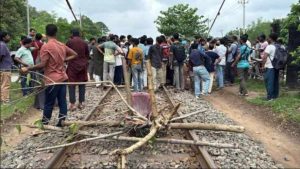 শিক্ষার্থীদের বিক্ষোভে বিচ্ছিন্ন রাজশাহী, বন্ধ রেল যোগাযোগ