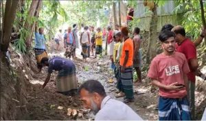 রৌমারীতে দীর্ঘদিনের বন্ধ সরকারি অচল রাস্তা সচল করলেন এলাকাবাসী