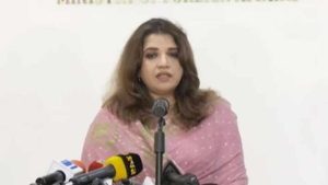 পররাষ্ট্র প্রতিমন্ত্রী শামা ওবায়েদ ইসলাম বলেছেন, চিকিৎসার জন্য সিঙ্গাপুরে গিয়ে ক্ষমতাচ্যুত সাবেক প্রধানমন্ত্রী শেখ হাসিনা এবং রাষ্ট্রপতি মো. সাহাবুদ্দিনের মধ্যে ফোনালাপের কোনো তথ্য পররাষ্ট্র মন্ত্রণালয়ের কাছে নেই। এরকম যদি কিছু হয়ে থাকে তাহলে তা তদন্ত করে দেখা হবে। Advertisement বৃহস্পতিবার (২৩ জুলাই) বিকালে পররাষ্ট্র মন্ত্রণালয়ে সাংবাদিকদের প্রশ্নের জবাবে তিনি একথা বলেন। শামা ওবায়েদ বলেন, এ বিষয়ে কোনো সুনির্দিষ্ট খবর পররাষ্ট্র মন্ত্রণালয় পায়নি। যদি সেটা সত্যি হয়ে থাকে অবশ্যই পররাষ্ট্র মন্ত্রণালয় তদন্ত করবে, সরকারও সেটা তদন্ত করবে। মার্কিন দূতের ঢাকা সফর প্রসঙ্গে তিনি বলেন, আমাদের বহুপাক্ষিক সম্পর্ক আছে যুক্তরাষ্ট্রের সঙ্গে। সেগুলো আরও সুগম হবে এবং আমরা আমাদের বাণিজ্যিক সম্পর্ক আমাদের ডিপ্লোমেসি, ইকোনমিক ডিপ্লোমেসি সব কীভাবে সামনের দিকে এগিয়ে নিয়ে যেতে চাই, নিয়ে যাওয়া হবে, সেটাই আলোচনা হবে বলে আমার আমি মনে করি। ভারতে ছাত্র আন্দোলন চলছে। দেশটিতে অনেক বাংলাদেশি রয়েছে। এ নিয়ে বাংলাদেশের উদ্বেগ আছে কি না? জানতে চাইলে শামা ওবায়েদ বলেন, বাংলাদেশ একটি গণতান্ত্রিক রাষ্ট্র ও গণতান্ত্রিক সরকার হিসেবে আমাদের এই অঞ্চলে স্থিতিশীলতা ও শান্তি বজায় থাকুক সেটাই আমরা চাই। একটি গণতান্ত্রিক সরকার ও রাষ্ট্র হিসেবে আমরা আশা করব, ভারত বিশ্বের বৃহত্তম গণতান্ত্রিক সরকার হিসেবে; তারা তাদের জনগণের অবস্থান দেখবে এবং সমস্যা সমাধানের দিকে দ্রুত আগাবে। বাংলাদেশি পাসপোর্টের মানের কোনো অবনমন হয়নি বলে দাবি করেছেন পররাষ্ট্র প্রতিমন্ত্রী শামা ওবায়েদ ইসলাম। তিনি জানান, ভিসা সমস্যার সঙ্গে অবৈধ পথে বিদেশ যাওয়া সম্পর্কিত। সাংবাদিকদের শামা ওবায়েদ বলেন, ‘বাংলাদেশি পাসপোর্টের মানের কোনো অবনমন হয়নি। আমরা সাড়ে ৪ মাস হয়েছে সরকার গঠন করেছি। এর আগের থেকেই ভিসার সমস্যাগুলো বিশেষ করে আমাদের যারা বাংলাদেশি ভাইয়েরা যেসব যেসব দেশগুলোতে তারা কর্মরত আছে, সেসব দেশে যেমন- আরব আমিরাত, মালয়েশিয়া; এসব দেশগুলোতে ভিসা বন্ধ আছে।’ ভিসা বন্ধ থাকার বিভিন্ন কারণ আছে উল্লেখ করে তিনি বলেন, ‘এগুলো নিয়ে পররাষ্ট্র মন্ত্রণালয় থেকে জরুরি ভিত্তিতে স্বরাষ্ট্র ও প্রবাসী কল্যাণ মন্ত্রণালয়ের সঙ্গে গত দুই তিন সপ্তাহের মধ্যে আমরা একাধিকবার মিটিং করেছি।’ ভিসা সংক্রান্ত ব্যাপারগুলো কীভাবে সমাধান করা যায়, তা নিয়ে সংশ্লিষ্ট দেশগুলোর সঙ্গে আলোচনা চলছে বলেও জানান প্রতিমন্ত্রী।