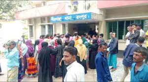 ভাগিনাকে খুজতে পুলিশের অভিযান: ছাদ থেকে পড়ে ছাত্রদল নেতার মৃত্যুর ঘটনায় পীরগাছা থানা ঘেরাও