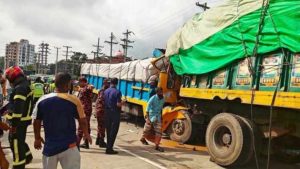 বগুড়ায় সড়কে প্রাণ গেল ৩ জনের, দাঁড়িয়ে থাকা ট্রাকে ট্রাকের ধাক্কা