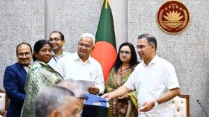 বৃষ্টিতে চা শ্রমিকদের সুরক্ষায় ২০ হাজার রেইনকোট দিলেন প্রধানমন্ত্রী