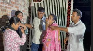 রংপুর নগরীর মাছুয়াপাড়ায় রংপুর জিলা স্কুলের সাবেক শিক্ষক গণপতি চক্রবর্তী, তার স্ত্রী ও দুই সন্তানের হত্যাকাণ্ডের ঘটনায় সন্দেহভাজন সিদ্ধার্থ ও মুগ্ধ নামে দুজনকে আটক করেছে আইনশৃঙ্খলা বাহিনী। পুলিশের একটি নির্ভরযোগ্য সূত্র কালবেলাকে এ তথ্য নিশ্চিত করেছে। রোববার (২৩ আগস্ট) ভোর ৫টা পর্যন্ত ওই এলাকার দুই যুবককে আটকের তথ্য পাওয়া গেছে। তাদের বাড়ি মাছুয়াপাড়ায় বলে জানা গেছে। হত্যাকাণ্ডের পর ভবনটিতে বসে তারা ইয়াবা সেবন করে বলেও আলামত পাওয়া গেছে। সূত্র জানায়, চারজনের হত্যাকাণ্ডের খবর পাওয়ার পরপরই আইনশৃঙ্খলা বাহিনী এলাকায় অভিযান শুরু করে। অভিযানের একপর্যায়ে সিদ্ধার্থ ও মুগ্ধকে আটক করা হয়। সূত্রের দাবি, আটকদের মধ্যে একজন আইনশৃঙ্খলা বাহিনীর অভিযান টের পেয়ে পালিয়ে পার্শ্ববর্তী রেশম উন্নয়ন বোর্ডের তুতবাগানে লুকিয়ে পড়েন। পরে তুতবাগানের পাশেই দখীগঞ্জ শ্মশান থেকে তাকে আটক করা হয়। সূত্রটি আরও জানায়, স্থানীয় যুবকদের একটি দল এই হত্যাকাণ্ডের সঙ্গে জড়িত। তারা ডাকাতির উদ্দেশ্যেই ওই বাড়িতে ঢুকে নৃশংস এই হত্যাকাণ্ড ঘটায়। এদিকে পুলিশ সন্দেহভাজনদের আটকের বিষয়টি স্বীকার না করলেও দুপুর ১২টার দিকে মহানগর পুলিশ কমিশনার কার্যালয়ে সংবাদ সম্মেলন ডেকেছে। এর আগে শনিবার (২২ আগস্ট) রাতে নিজ বাড়ি থেকে সাবেক শিক্ষক গণপতি চক্রবর্তীসহ একই পরিবারের চারজনের মরদেহ উদ্ধার করে পুলিশ। নিহত ব্যক্তিরা হলেন— গণপতি চক্রবর্তী (৬৫), তার স্ত্রী প্রীতিলতা চক্রবর্তী (৫০), মেয়ে আগামী চক্রবর্তী পার্থী (২৪) ও ছেলে আয়ুশ চক্রবর্তী প্রিয়ম (১২)। শনিবার রাতে গণপতি চক্রবর্তীর বাড়ির ভেতর থেকে পচা দুর্গন্ধ বের হলে স্থানীয়রা বিষয়টি পুলিশকে জানায়। খবর পেয়ে কোতোয়ালি থানা পুলিশ বাড়িতে গিয়ে মরদেহগুলো উদ্ধার করে। দোতলা বাড়িটির ছাদে গণপতি চক্রবর্তীর মরদেহ, সিঁড়িতে তার স্ত্রী ও মেয়ের মরদেহ এবং শোবার ঘরে খাটের নিচ থেকে ছেলে প্রিয়মের মরদেহ উদ্ধার করা হয়। পরে ভোর ৪টার দিকে ময়নাতদন্তের জন্য মরদেহ রংপুর মেডিকেল কলেজ হাসপাতালের মর্গে নেওয়া হয়। গণপতি চক্রবর্তী গত বছরের ডিসেম্বরে শিক্ষকতা থেকে অবসর নেওয়ার পর হোমিওপ্যাথিক চিকিৎসার চেম্বার পরিচালনা করতেন। তার মেয়ে আগামী চক্রবর্তী কারমাইকেল কলেজের ইংরেজি বিভাগ থেকে মাস্টার্স পরীক্ষা দিয়েছেন। ছেলে প্রিয়ম ছিল রংপুর জিলা স্কুলের পঞ্চম শ্রেণির শিক্ষার্থী। পুলিশের প্রাথমিক ধারণা, ঘটনাটি দুই থেকে তিন দিন আগে ঘটে থাকতে পারে। বাড়ির বিদ্যুৎ সংযোগ বিচ্ছিন্ন পাওয়া গেছে এবং আসবাবপত্রের টাকা ও স্বর্ণালংকার রাখার স্থানগুলো ভাঙা পাওয়া গেছে। প্রাথমিকভাবে ডাকাতির বিষয়টি সামনে এলেও ঘটনার প্রকৃত কারণ জানতে তদন্ত চলছে। ঘটনাস্থল সিআইডির ক্রাইম সিন ইউনিট ঘটনাস্থল থেকে আলামত সংগ্রহ করেছে। এছাড়া মহানগর পুলিশ, গোয়েন্দা বিভাগ, র‍্যাবসহ আইন-শৃঙ্খলা বাহিনী তদন্ত কাজ করছে। পুলিশ জানিয়েছে এ ঘটনার সাথে জড়িতদের গ্রেফতারে অভিযান চলছে। রংপুর মহানগর পুলিশের মুখপাত্র ও উপকমিশনার (ডিবি) সনাতন চক্রবর্তী বলেন, ‘হত্যাকাণ্ডের ঘটনায় আইনশৃঙ্খলাবাহিনীর অনেকগুলো সংস্থা কাজ করছে। কেউ আটক করলেও করতে পারে। ’ তিনি বলেন, ‘প্রাথমিকভাবে মনে হচ্ছে, তাদের শ্বাসরোধ করে হত্যা করা হয়েছে। হত্যার উদ্দেশ্য স্পষ্ট নয়। তবে বাড়িঘর যেভাবে তছনছ করা হয়েছে, তাতে টাকা-পয়সা ও মূল্যবান জিনিসপত্র লুটপাট করা হয়েছে বলে আমরা মনে করছি। আমরা বিভিন্ন বিষয় মাথায় রেখে তদন্ত করছি। খুব দ্রুত সময়ের মধ্যে এ ঘটনায় জড়িতদের গ্রেপ্তার করতে পারব বলে আশা করছি।’