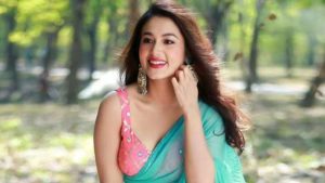 ‘আয়নাবাজি’ সিনেমার পরিচালক অমিতাভ রেজা চৌধুরীর পরিচালনায় দীর্ঘদিন পর পর্দায় ফিরছেন তাসনিয়া ফারিণ। ক্যামেরার সামনে এই মডেল-অভিনেত্রীর ফেরা ভক্তদের মধ্যে বেশ উন্মাদনা ছড়িয়েছে। অমিতাভ-ফারিণ জুটির এই পুনর্মিলন কৌতূহল ও আলোচনার জন্ম দিয়েছে। গুণী নির্মাতা অমিতাভ রেজা ২৮ আগস্ট ফেসবুকে একটি রহস্যময় পোস্ট দিয়েছিলেন। সেই পোস্ট দেখে ভক্তরা ধারণা করেছিলেন, তারা হয়তো কোনো বড় চলচ্চিত্র বা ওটিটি ওয়েব সিরিজ নিয়ে ফিরবেন। তবে সেটি একটি বিজ্ঞাপনচিত্র বলে জানা যায়। বিষয়টি নিশ্চিত করে অমিতাভ রেজা জানান, কোনো সিনেমা বা সিরিজ নয়; বরং বড় পরিসরে নির্মিত একটি বিশেষ বিজ্ঞাপনচিত্র। এর আগে ২৮ আগস্ট অমিতাভ রেজা চৌধুরী ফেসবুকে তাসনিয়া ফারিণকে ট্যাগ করে একটি পোস্ট শেয়ার করেন। সেখানে তিনি লেখেন, ‘অনেক বছর আগে ছোট্ট একটা কাজ দিয়ে শুরু। এত বছর পর আবার দেখা হচ্ছে ক্যামেরার সামনে—এবার একটু বড় কিছু করার জন্য।’ আর অপেক্ষা করতে পারছি না: তাসনিয়া ফারিণ ভয়ংকর তিন রূপে আসছেন আল্লু আর্জুন তাসনিয়া ফারিণ তার ক্যারিয়ারের শুরুর দিকে অমিতাভ রেজার নির্দেশনায় একটি ছোট প্রজেক্টে কাজ করেন। দীর্ঘদিন পর আবার এই গুণী নির্মাতার ক্যামেরার সামনে দাঁড়াতে পেরে উচ্ছ্বাস প্রকাশ করেছেন ‘কারাগার’ তারকা নিজেও। অমিতাভ রেজার সেই পোস্টটি শেয়ার করে ফারিণ ক্যাপশনে লেখেন, ‘আর অপেক্ষা করতে পারছি না।’ গত রোজার ঈদে মুক্তি পাওয়া শাকিব খানের ‘প্রিন্স’ সিনেমায় অনবদ্য অভিনয় করেন তাসনিয়া ফারিণ। এরপর নতুন কাজের ঘোষণা না আসায় তাকে নিয়ে প্রতীক্ষা বাড়ছিল ভক্তদের। জানা যায়, বিজ্ঞাপনচিত্রটি অমিতাভ রেজা চৌধুরীর সঙ্গে যৌথভাবে পরিচালনা করেছেন তার স্ত্রী মুশফিকা মাসুদ। এটি তাদের প্রযোজনা প্রতিষ্ঠান ‌‘হাফ স্টপ ডাউন’র ব্যানারে নির্মিত হয়েছে।
