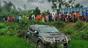 বৃদ্ধাকে বাঁচাতে গিয়ে নিয়ন্ত্রণ হারিয়ে দুর্ঘটনায় প্রতিমন্ত্রীর গাড়ি