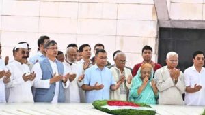 বিএনপির ৪৮তম প্রতিষ্ঠাবার্ষিকী: জিয়াউর রহমান ও খালেদা জিয়ার সমাধিতে প্রধানমন্ত্রীর শ্রদ্ধা