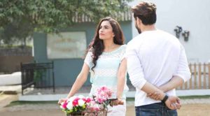 কেউ গোপনে আপনাকে পছন্দ করছে? বুঝবেন যে ৬ আচরণে