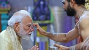 সরকারপ্রধান হিসেবে ২৫ বছর, দিল্লির মন্দিরে মোদির প্রার্থনা