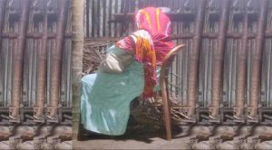বিয়ের দাবিতে প্রেমিকের বাড়িতে ৩ দিন ধরে অনশনে দুই সন্তানের জননী