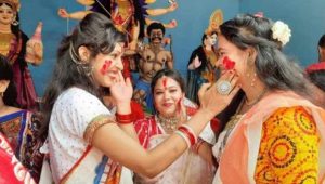 রংপুরে সিঁদুর খেলায় মেতে উঠলেন সনাতন ধর্মাবলম্বী নারীরা