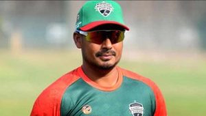 টাইগারদের সাম্প্রতিক বাজে পারফরম্যান্সের কারণে চাকরি হারালেন বাংলাদেশ জাতীয় ক্রিকেট দলের ব্যাটিং কোচ ও সাবেক অধিনায়ক মোহাম্মদ আশরাফুল। ঘরের মাঠে আসন্ন ওয়েস্ট ইন্ডিজ সিরিজে ব্যাটিং কোচের দায়িত্ব পালন করবেন মোহাম্মদ সালাহউদ্দিন। ২০২৭ সালের ওয়ানডে বিশ্বকাপ পর্যন্ত আশরাফুলের সঙ্গে চুক্তি থাকলেও মেয়াদ শেষ হওয়ার আগেই তাকে এই দায়িত্ব থেকে অপসারণ করেছে বাংলাদেশ ক্রিকেট বোর্ড (বিসিবি)। Advertisement ২০২৭ সালের অক্টোবর-নভেম্বরে দক্ষিণ আফ্রিকা, জিম্বাবুয়ে ও নামিবিয়ায় অনুষ্ঠিত হওয়ার কথা পরবর্তী ওয়ানডে বিশ্বকাপ। সেই আসর পর্যন্ত বাংলাদেশের ব্যাটিং কোচ হিসেবে দায়িত্ব পালনের কথা ছিল আশরাফুলের। তবে চুক্তির মেয়াদ শেষ হওয়ার আগেই তার দায়িত্বে পরিবর্তন আনল বিসিবি। ২০২৫ সালে দেশের মাটিতে আয়ারল্যান্ড সিরিজের আগে জাতীয় দলের ব্যাটিং কোচ হিসেবে নিয়োগ পান বাংলাদেশের সাবেক এই অধিনায়ক। শুরুতে তাকে শুধু আয়ারল্যান্ড সিরিজের জন্য দায়িত্ব দেওয়া হয়েছিল। পরবর্তী সময়ে তার চুক্তির মেয়াদ বাড়িয়ে ২০২৭ ওয়ানডে বিশ্বকাপ পর্যন্ত করা হয়। Advertisement প্রায় এক বছর জাতীয় দলের ব্যাটিং কোচ হিসেবে কাজ করেছেন আশরাফুল। এই সময়ে কয়েকটি ম্যাচে বাংলাদেশের ব্যাটসম্যানরা ভালো পারফরম্যান্স দেখালেও সামগ্রিক ব্যাটিংয়ে প্রত্যাশিত উন্নতি হয়নি বলে মনে করছে বোর্ড। বিশেষ করে সর্বশেষ ত্রিদেশীয় সিরিজে ব্যাটিং বিভাগে ব্যর্থতার পর তার ভূমিকা নিয়ে নতুন করে আলোচনা শুরু হয়।