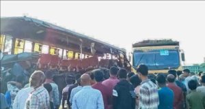 রংপুরের মিঠাপুকুরে সড়কের পাশে দাঁড়িয়ে থাকা ডাম্প ট্রাকের পেছনে যাত্রীবাহী বাসের ধাক্কায় নিহত বেড়ে ৪ জনে দাঁড়িয়েছে। সেইসঙ্গে আহত হয়েছেন আরও অন্তত ১৪ জন। তারা সবাই রংপুর মেডিকেল কলেজ হাসপাতালে ভর্তি আছেন। বুধবার (২৮ অক্টোবর) ভোর ৬টার দিকে রংপুরের মিঠাপুকুর উপজেলার বৈরাগীগঞ্জ এলাকায় ঢাকা-রংপুর মহাসড়কে এ দুর্ঘটনা ঘটে। নিহতদের মধ্যে তিনজনের নাম-পরিচয় জানা গেছে। তারা হলেন কুড়িগ্রামের ফুলবাড়ী উপজেলার মোজাফফর রহমান (৩৫) ও গোলাপী বেগম (৪৮) এবং উলিপুর উপজেলার বাসিন্দা বাসের সহকারী আপেল মাহমুদ (২৫)। নিহত অপর একজনের নাম-পরিচয় জানা যায়নি। বড়দরগা হাইওয়ে থানার ভারপ্রাপ্ত কর্মকর্তা (ওসি) মোয়াজ্জেম উদ্দিন বিষয়টি নিশ্চিত করেছেন। আরও পড়ুন রংপুরে দাঁড়িয়ে থাকা ট্রাকে বাসের ধাক্কা, তিনজনের মৃত্যু পুলিশ ও স্থানীয়রা জানান, বুধবার ফজরের নামাজের পর বৈরাগীগঞ্জ শাহ আমানত পেট্রোল পাম্পের বিপরীত পাশে মাজার মসজিদের সামনে মাটিভর্তি একটি ডাম্প ট্রাক দাঁড়িয়ে ছিল। এ সময় ঢাকা থেকে কুড়িগ্রামের ভূরুঙ্গামারীগামী খান এন্টারপ্রাইজের একটি যাত্রীবাহী বাস দ্রুতগতিতে এসে ট্রাকটির পেছনে ধাক্কা দেয়। এতে ঘটনাস্থলেই বাসের এক যাত্রী মারা যান। Pause Mute Remaining Time -17:33 Unibots.com দুর্ঘটনার পর পুলিশ, ফায়ার সার্ভিস ও স্থানীয়দের সহযোগিতায় বাস থেকে আহতদের উদ্ধার করে রংপুর মেডিকেল কলেজ হাসপাতালে পাঠানো হয়। সেখানে চিকিৎসাধীন অবস্থায় আরও ৩ জনের মৃত্যু হয়। বড়দরগা হাইওয়ে থানা পুলিশের ভারপ্রাপ্ত কর্মকর্তা (ওসি) মোয়াজ্জেম উদ্দিন জানান, দুর্ঘটনায় ঘটনাস্থলে একজন এবং হাসপাতালে নেওয়ার পর আরও ৩ জনসহ মোট ৪ জন মারা গেছেন। আহতদের হাসপাতালে চিকিৎসা দেওয়া হচ্ছে। মৃতের সংখ্যা আরও বাড়তে পারে বলেও আশঙ্কা প্রকাশ করেন তিনি।
