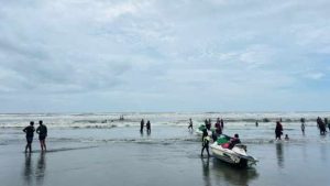কক্সবাজারের হিমছড়ি সৈকতে গোসল করতে নেমে সাগরের প্রবল স্রোতে ভেসে যাওয়া পাঁচ পর্যটকের সবার লাশ উদ্ধার করা হয়েছে। সর্বশেষ বৃহস্পতিবার সন্ধ্যায় এস এম নাফিসুর রহমান নিবিড় নামে এক পর্যটকের লাশ উদ্ধারের মধ্য দিয়ে এ ঘটনার উদ্ধারকাজ শেষ হয়েছে। রামু থানার ভারপ্রাপ্ত কর্মকর্তা (ওসি) এ কে ফজলুল হক জানান, বৃহস্পতিবার সন্ধ্যা ৭টার দিকে কলাতলী সৈকতের ভাঙার মোড় এলাকায় এক্সোটিকা সাম্পানের কাছে লাশটি পাওয়া যায়। স্থানীয় লোকজন প্রথমে লাশটি দেখতে পেয়ে সৈকতের কর্মী ও লাইফগার্ডদের খবর দেন। পরে পুলিশ গিয়ে সেটি উদ্ধার করে। নিখোঁজ হওয়ার প্রায় ২৭ ঘণ্টা পর নিবিড়ের লাশ উদ্ধার করা হয়। এর আগে বুধবার বিকেলে হিমছড়ি জাদুঘরসংলগ্ন সৈকতে গোসল করতে নেমে প্রবল স্রোতে ভেসে যান কয়েকজন পর্যটক। ওই দিনই উদ্ধার করা হয় সাইবুল হক জিসান, আল মাহিবুল ইবনে মোকারম রোহান ও আকাশের লাশ। পরে বৃহস্পতিবার সকালে হিমছড়ির সাগর নিবাস এলাকা থেকে মো. হারুন নামে আরেক পর্যটকের লাশ উদ্ধার করা হয়। সন্ধ্যায় নিবিড়ের লাশ উদ্ধারের মধ্য দিয়ে নিহতের সংখ্যা পাঁচে পৌঁছায়। পুলিশের ভাষ্য অনুযায়ী, ঘটনার সময় সৈকতে ঢাকার উত্তরার সাত তরুণ এবং চট্টগ্রামের বায়েজিদ এলাকার পাঁচ তরুণের দুটি দল অবস্থান করছিল। চট্টগ্রামের দলের এক সদস্য পানিতে তলিয়ে যেতে থাকলে তাকে বাঁচাতে এগিয়ে যান তার সঙ্গীরা। কিন্তু তাদের কেউ সাঁতার জানতেন না। এ সময় সাগরের তীব্র স্রোতে ভেসে যান পাঁচ তরুণ।