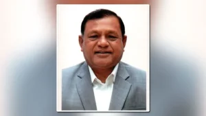শিক্ষাসহ দুইটি মন্ত্রণালয় ও একটি বিভাগের তিন সচিবকে সিনিয়র সচিব পদমর্যাদা দিয়েছে সরকার। তারা সবাই চুক্তিভিত্তিক সচিব হিসেবে কর্মরত। Advertisement বুধবার (১৪ অক্টোবর) জনপ্রশাসন মন্ত্রণালয় এ-সংক্রান্ত পৃথক তিনটি প্রজ্ঞাপন জারি করেছে। Advertisement মাধ্যমিক ও উচ্চ শিক্ষা বিভাগের সচিব আবদুল খালেক, জনপ্রশাসন মন্ত্রণালয়ের সচিব মো. কামরুজ্জামান চৌধুরী ও স্থানীয় সরকার বিভাগের সচিব মোহাম্মদ শহীদুল হাসানকে সিনিয়র সচিব পদমর্যাদা দেওয়া হয়েছে। Advertisement জনপ্রশাসন মন্ত্রণালয়ের চুক্তি ও বৈদেশিক নিয়োগ শাখা থেকে জারি করা প্রজ্ঞাপনগুলোতে স্বাক্ষর করেছেন মন্ত্রণালয়ের সিনিয়র সহকারী সচিব আল-বশিরুল ইসলাম। এতে বলা হয়েছে, জনস্বার্থে জারি করা এ আদেশ অবিলম্বে কার্যকর হবে।